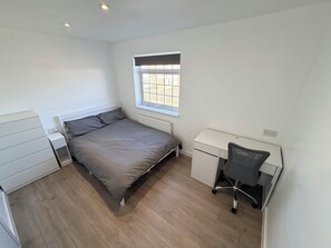 4 dormitorios, tabla de planchar con plancha, wifi gratis y ropa de cama