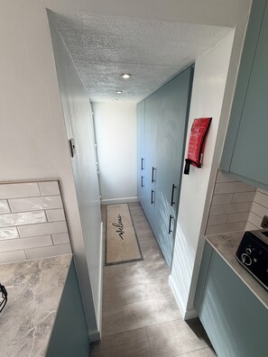 Interior - Modern 4BR Retreat | Cathedral | Parking (Canterbury)