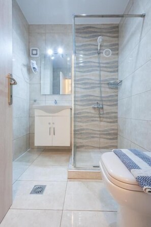 Shower, hair dryer, towels