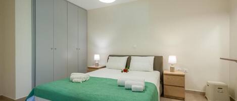 3 chambres, fer et planche à repasser, Wi-Fi, draps fournis