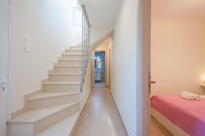 3 habitaciones, tabla de planchar con plancha, wifi y ropa de cama 
