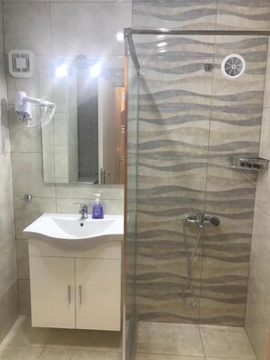 Shower, hair dryer, towels