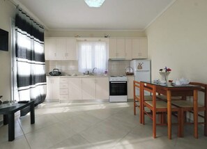 Kühlschrank, Mikrowelle, Ofen, Wasserkocher mit Kaffee-/Teezubehör