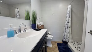 Shower, hair dryer, towels, soap - Sugarloaf Golf & Beach Retreat: Quiet Nature Edition (Cedar)