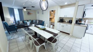 Un apartamento moderno con comedor, cocina y sala de estar.