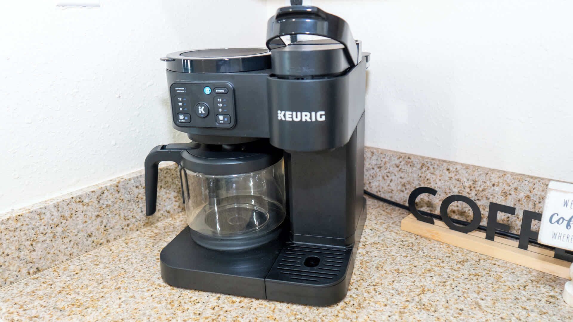 Una cafetera Keurig sobre una encimera de granito.