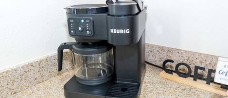 Una cafetera Keurig sobre una encimera de granito.