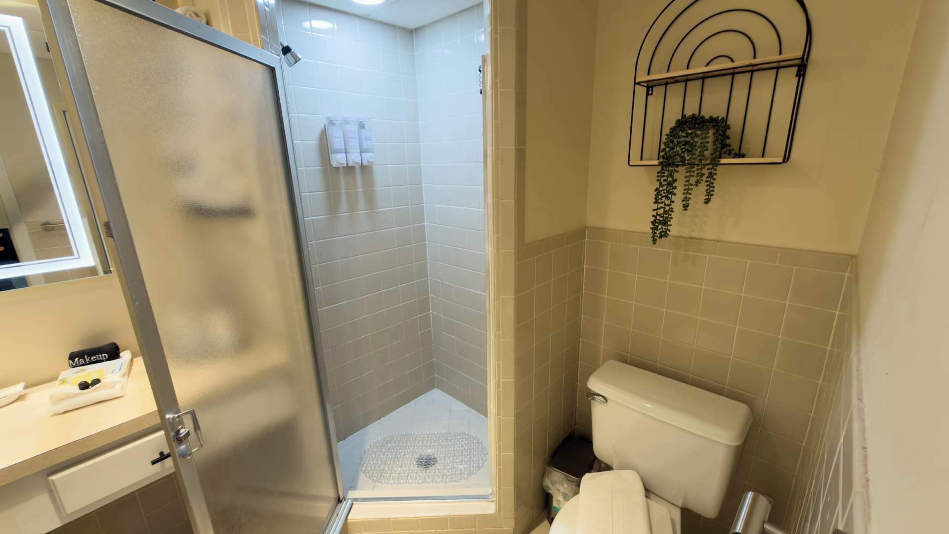 Ein Badezimmer mit Dusche, Toilette und Waschbecken.