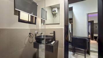 Luxury Room | Bathroom | Towels, soap, shampoo, toilet paper