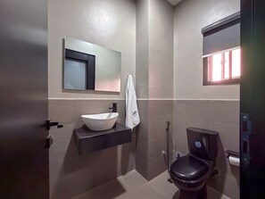Business Room | Bathroom | Towels, soap, shampoo, toilet paper - PEREGRINE HOTEL BY BOULEVARD (Jos)