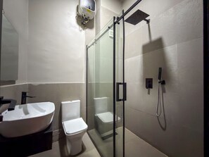 Standard Room | Bathroom | Towels, soap, shampoo, toilet paper - PEREGRINE HOTEL BY BOULEVARD (Jos)