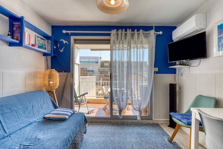 TV. Air-conditioned Studio with Terrace