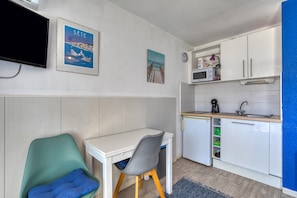 Réfrigérateur, micro-ondes, plaque de cuisson, cafetière/bouilloire