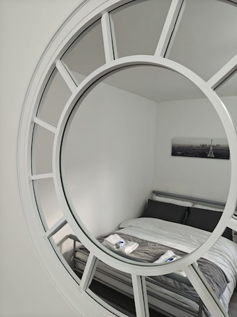 1 bedroom, iron/ironing board, free WiFi, bed sheets. *NEW* Thames Riverside Retreat!