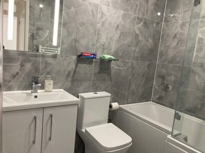 Hair dryer, towels, soap, toilet paper - *NEW* Thames Riverside Retreat! (Gravesend)
