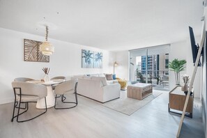 TV, stereo - Luxury World Cup Base near FIFA Fan Fest (Miami)
