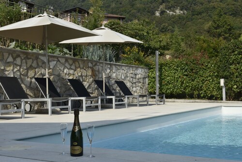 A 5 minuti dal Lago di Tenno, spaziosa villa con piscina vista Lago di Garda