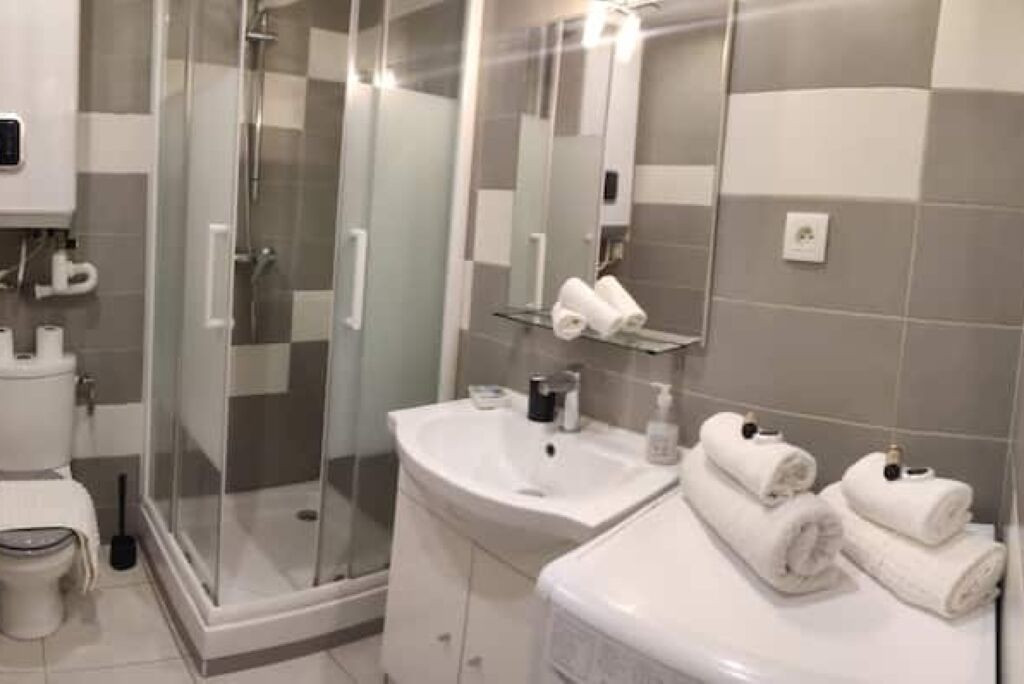 Douche, sèche-cheveux, serviettes fournies, savon