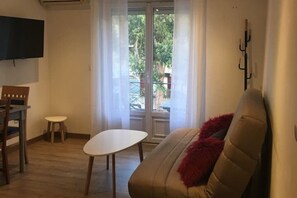 Living area - Charming new 2 person apartment - Beaches 400m away - Private parking (Antibes)