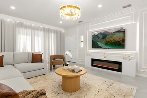 TV, fireplace, video games - 7 Bd / 5.5 Ba / Windsor Cay Resort/ Sleeps 20 (Clermont)