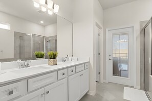 Hair dryer, towels - 7 Bd / 5.5 Ba / Windsor Cay Resort/ Sleeps 20 (Clermont)