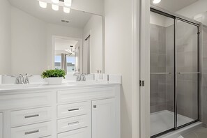 Hair dryer, towels - 7 Bd / 5.5 Ba / Windsor Cay Resort/ Sleeps 20 (Clermont)