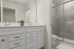 Hair dryer, towels - 7 Bd / 5.5 Ba / Windsor Cay Resort/ Sleeps 20 (Clermont)