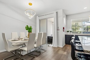 Dining - 4 Bd / 4,5 Ba / Sleeps 08/ Solara Resort (Kissimmee)