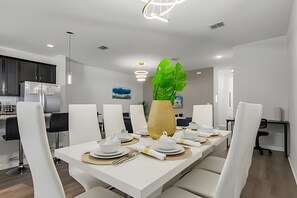 Dining - 4 Bd / 4,5 Ba / Sleeps 08/ Solara Resort (Kissimmee)
