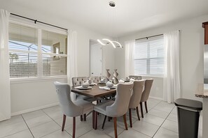 Dining - 6 Bd / 4,5 Ba / Sleeps 18/ Solara Resort (Kissimmee)