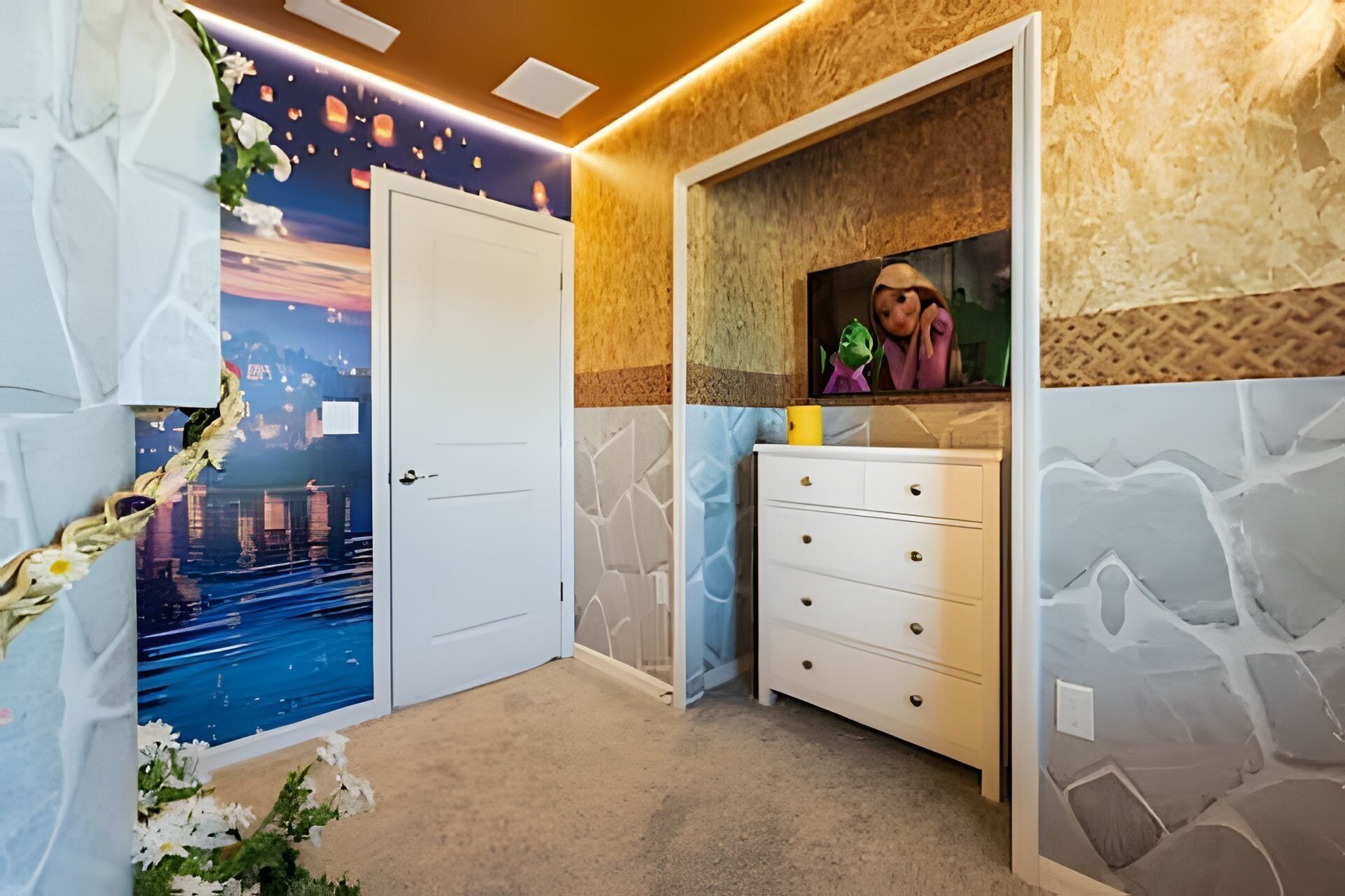 Une pièce avec une porte blanche, une commode blanche dotée de tiroirs, un miroir au-dessus de la commode et un mur orné d’une fresque représentant un paysage urbain.