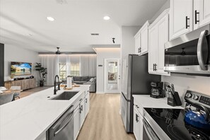 Microwave, oven, dishwasher, coffee/tea maker - 5 Bd / 4 Ba / Sleeps 12 / Paradise Palms Resort (Kissimmee)
