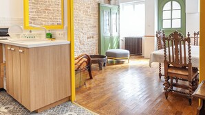 Una cocina moderna con un espejo grande, armarios de madera y piso con diseño.