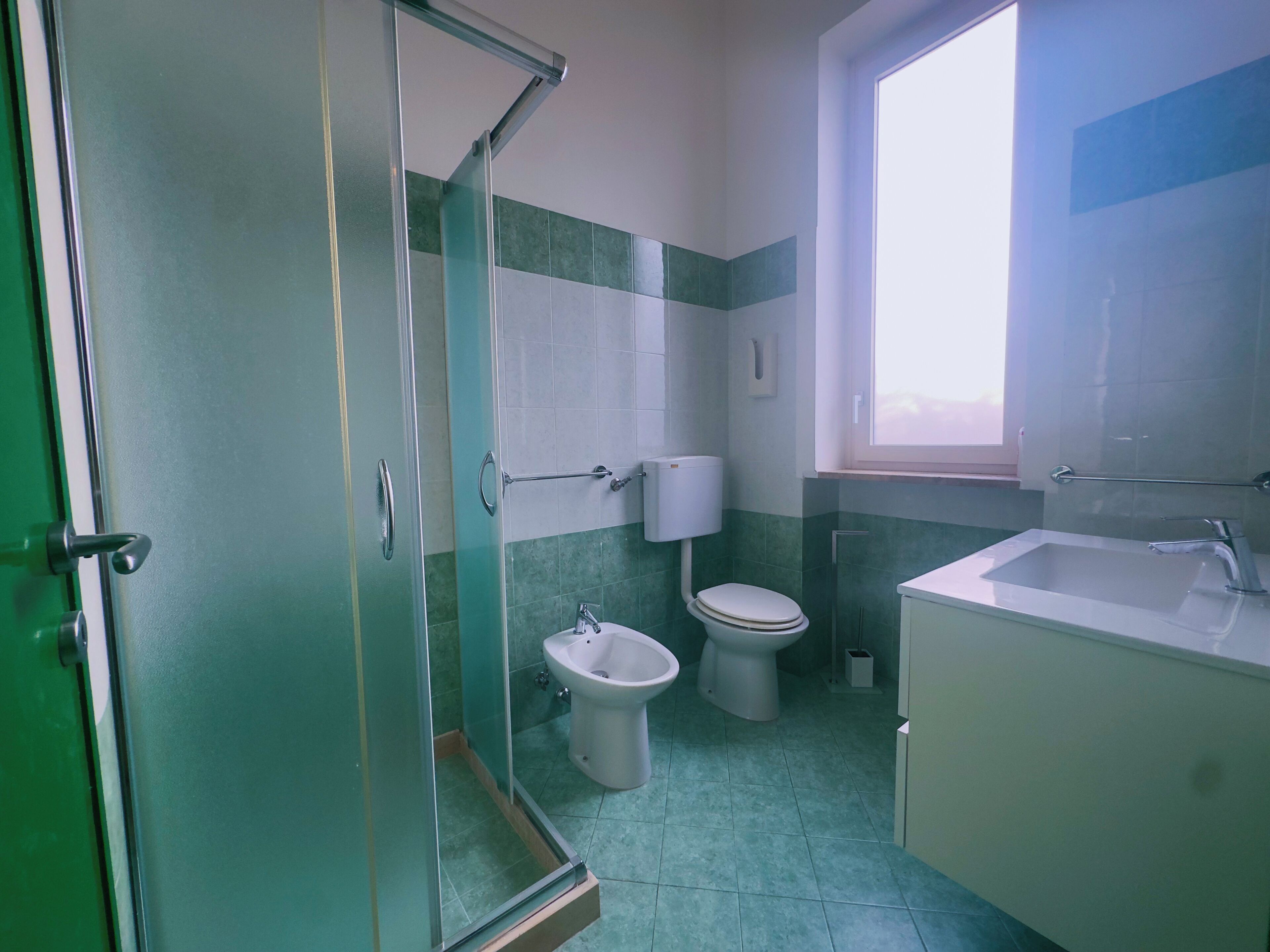 Chambre Double ou avec lits jumeaux | Salle de bain | Douche, sèche-cheveux, serviettes fournies, savon
