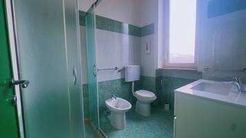 Chambre Double ou avec lits jumeaux | Salle de bain | Douche, sèche-cheveux, serviettes fournies, savon