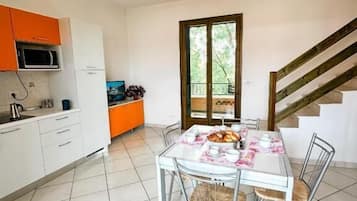 Departamento, 3 habitaciones, balcón | Área de sala de estar | Televisión de pantalla plana