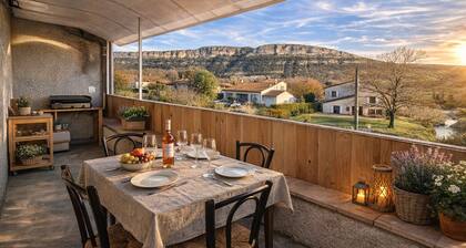 Gîte du Pré de la Fontaine 80M2 + terrace 11m2. View of the cliffs. South Ardèche