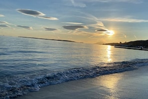 A beach with calm waves and a clear sky. - Renovated Apartment for 2–4 People - Beach 400 m away - Free parking (Antibes)