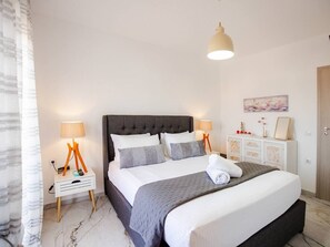 3 chambres, fer et planche à repasser, Wi-Fi, draps fournis