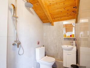Hair dryer, towels - Spacious Gournes Home for 7 | 2.5 Baths (Gournes)