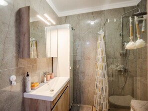 Hair dryer, towels - Spacious Gournes Home for 7 | 2.5 Baths (Gournes)