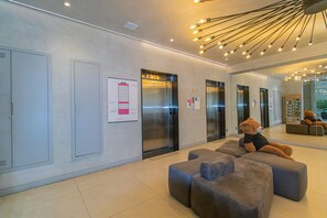 สตูดิโอ, สูบบุหรี่ได้