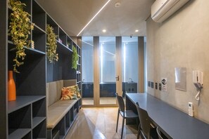 สตูดิโอ, สูบบุหรี่ได้