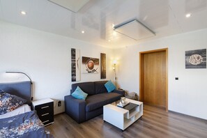 Living area - Apartment 'David' with Mountain View, Shared Garden, and Wi-Fi (Lorch)