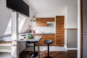 Kylskåp, mikrovågsugn och grytor/köksredskap
