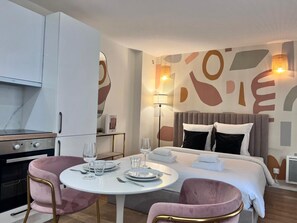 Een strijkplank/strijkijzer, reisbedje, wifi, beddengoed