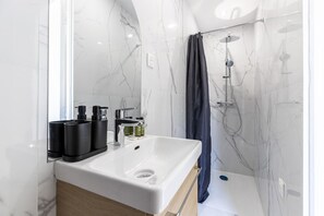 Hair dryer, towels - 2D.Studio Jardin Luxembourg Bon Marché Necker (Paris)
