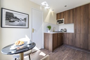 Microwave, coffee/tea maker, toaster, cookware/dishes/utensils - 2D.Studio Jardin Luxembourg Bon Marché Necker (Paris)