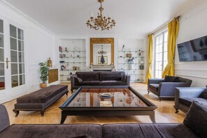TV - Appartement 4 Chambres/4 SDB/Paris 17 (Paris)