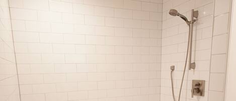 Regadera, toallas, papel de baño